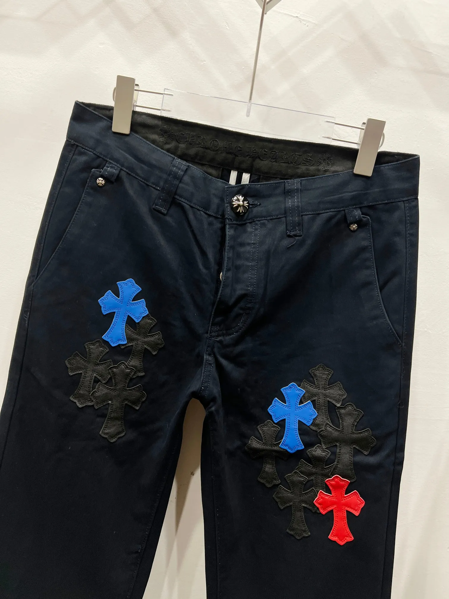 P260 Style No.: (c032) Chrome hearts & Chrome hearts High-end Chrome hearts flame colored leather cross-patch leather jeans Original hardware accessories washed and other elevators, QR code analysis are all purchased from the original factory, high degree of restoration, you are welcome to compare the products~ Three-dimensional version Loose and comfortable, not picky about the body, taller and slimmer Big factory Seiko Original quality control Same style for men and women Can be matched with couples Versatile recommendation Necessary jeans for all seasons Hipsters have been disappointed From the quality selection of fabrics, the tailoring of details, and the matching of patterns, everything is impeccable! The upper body is so handsome when worn...it can be easily worn by men, women and children! The craftsmanship is made of heavy-duty washed pure cotton denim fabric. After washing, it is soft and thick and looks very stylish when worn. Size: 28, 30, 32, 34, 36 (S-XXL) Color: black